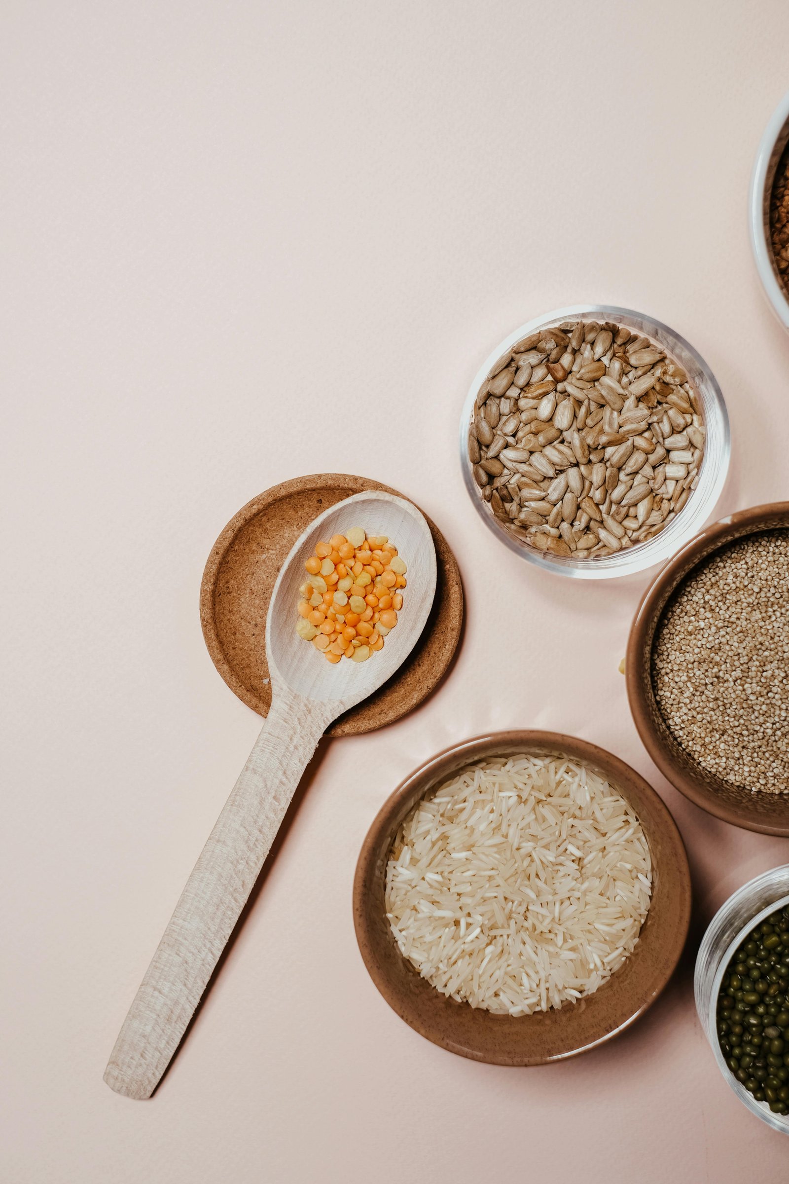 Assiette équilibrée avec légumes, céréales complètes et protéines, illustrant la santé et la nutrition en 2025