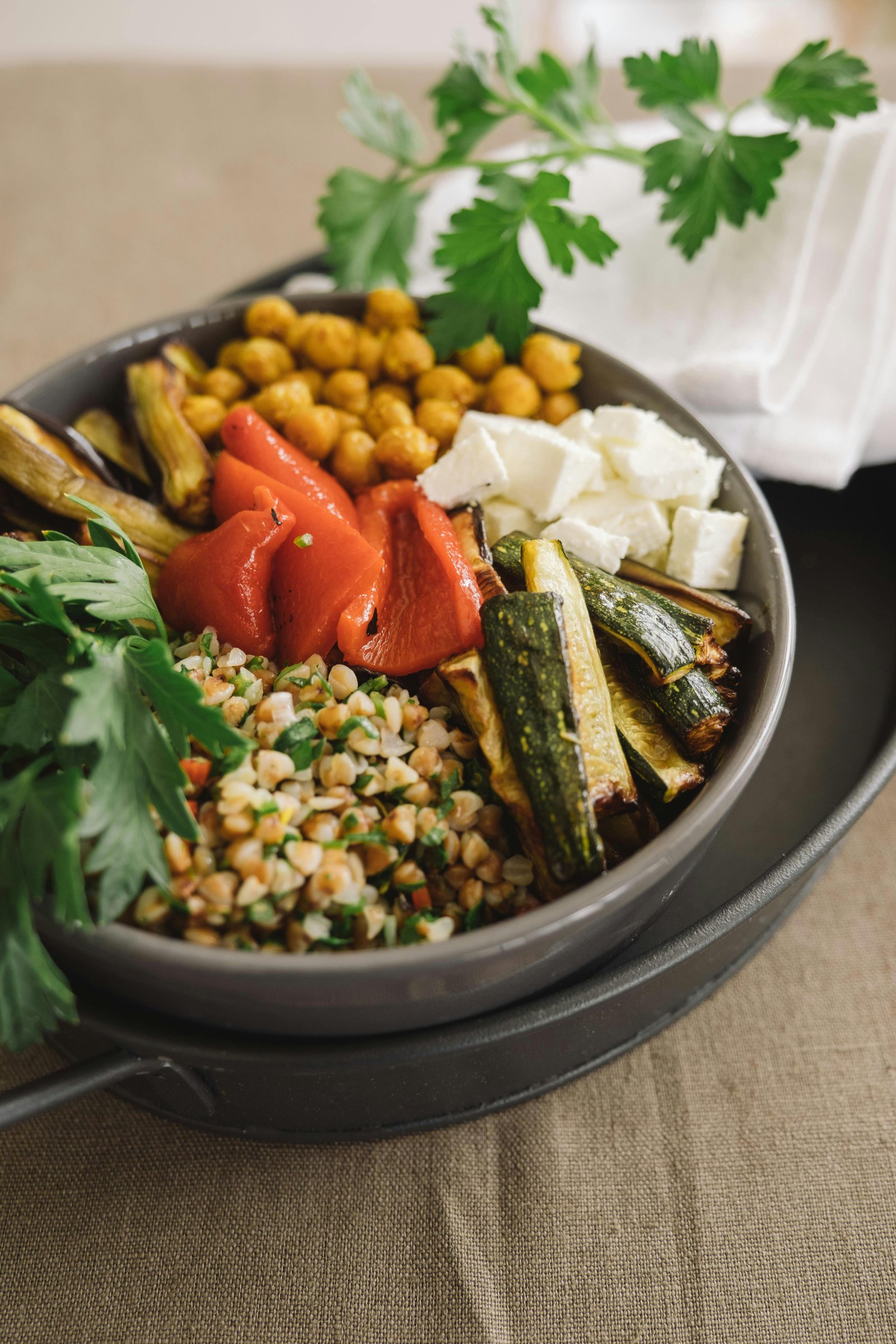 Assiette équilibrée composée de légumes, céréales complètes et protéines végétales