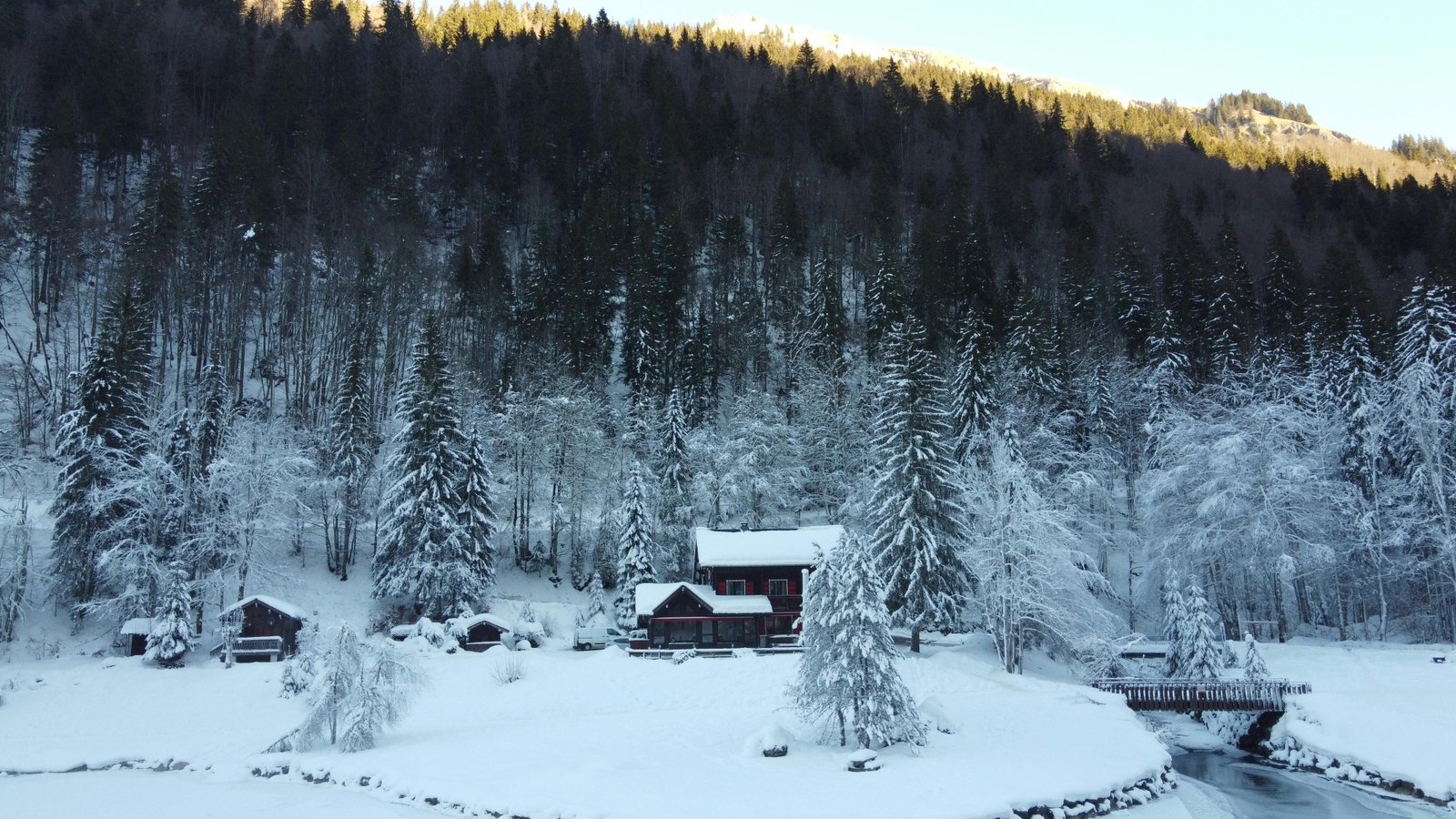Jeunes en pleine randonnée dans un paysage de montagne au lever du soleil